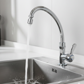 TORNEIRA ABS CROMADA MODELO J COM AREJADOR ÁGUA FRIA PARA COZINHA